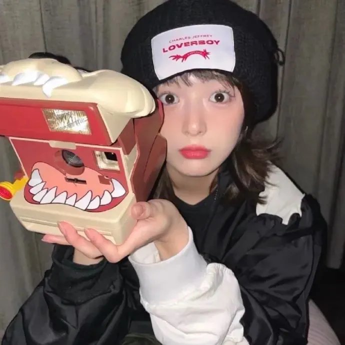 背鸭子的男孩